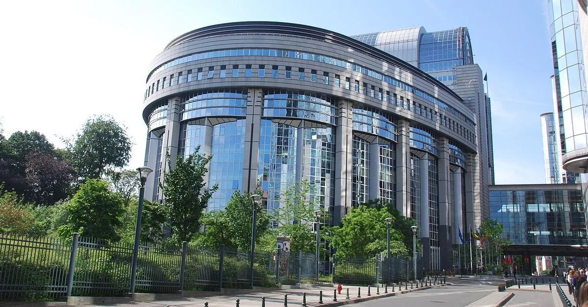 Bild: Europäisches Parlament in Brüssel / Bild: Matthias v.d. Elbe [CC BY-SA 3.0], via Wikimedia Commons (Bild zugeschnitten)
