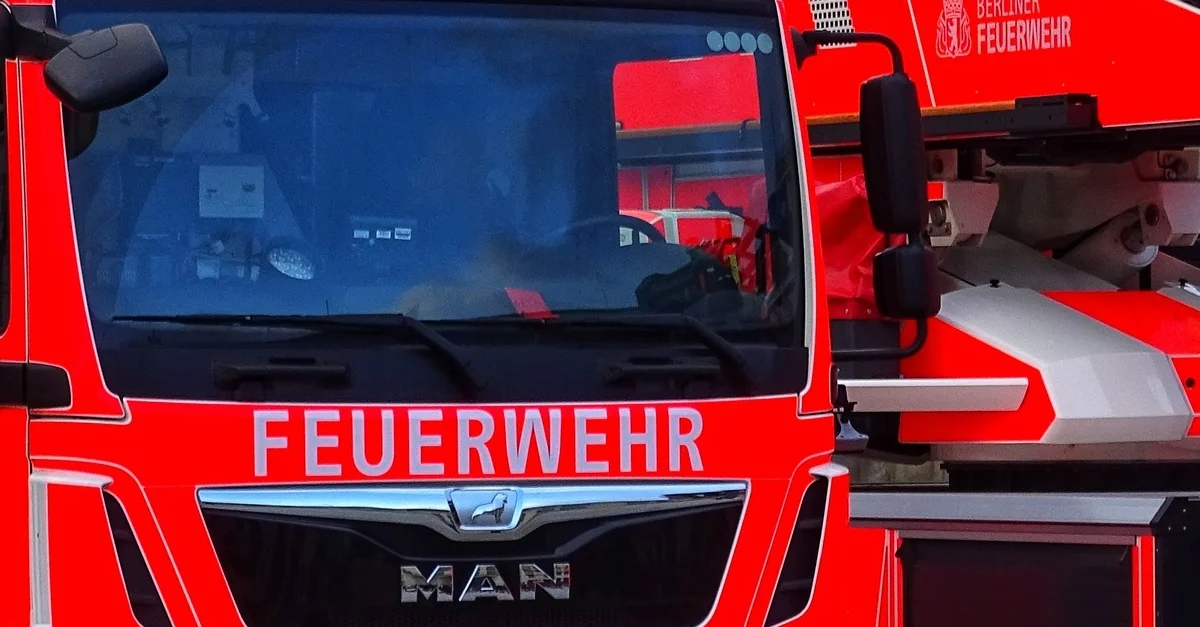 Bild: Feuerwehrwagen der Berliner Feuerwehr / Bild: Mirko Riemer [CC BY-SA 4.0], via Wikimedia Commons (Bild zugeschnitten)
