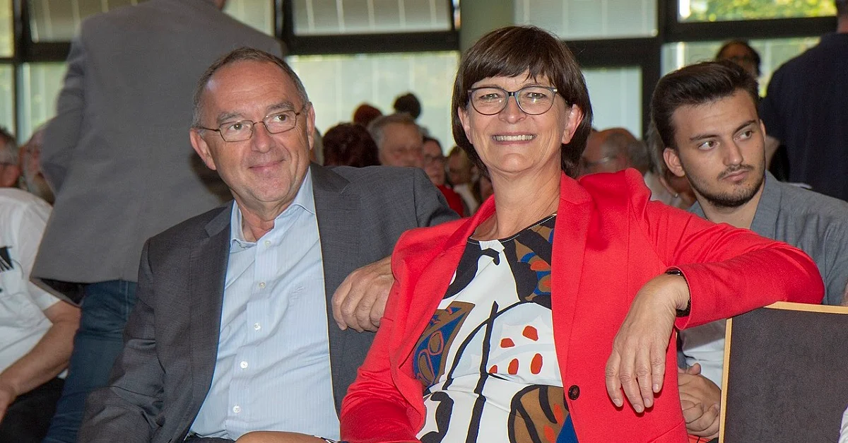 Die neuen SPD-Parteivorsitzenden Norbert Walter-Borjans (li.) und Saskia Esken (mi.). Bild (Esken/Walter-Borjans 2019): Olaf Kosinsky via Wikimedia Commons [CC BY-Sa 3.0] (Bild zugeschnitten)
