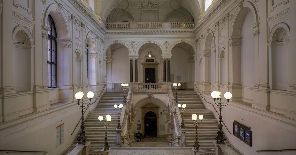 Symbolbild (Hauptgebäude Universität Wien, Feststiege): Manfred Morgner via Wikimedia Commons [CC BY-SA 2.0] (Bild zugeschnitten)
