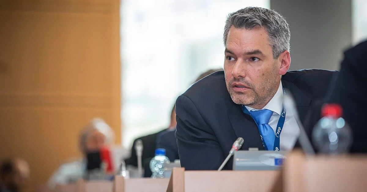 Bild: Innenminister Karl Nehammer (ÖVP) / Bild: European People&#039;s Party [CC BY] (Bild zugeschnitten)
