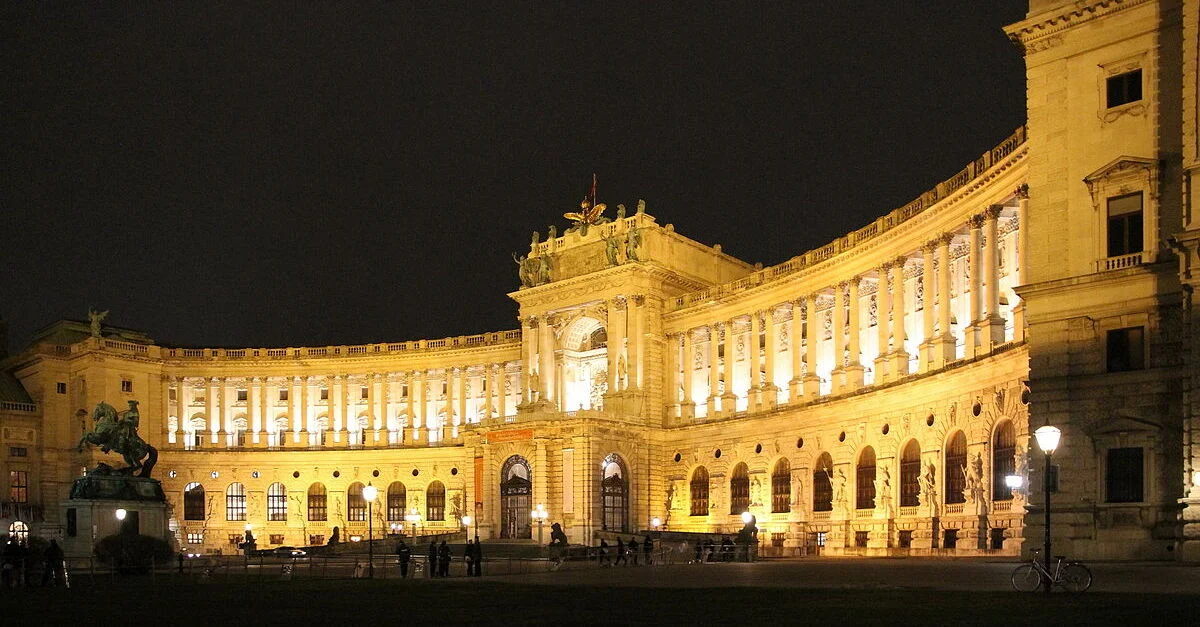 Bild: Am Freitag findet in der Hofburg der Wiener Akademikerball statt, gegen den linke Akteure demonstrieren wollen / Bild: Bwag [CC BY-SA 3.0 AT] (Bild zugeschnitten)
