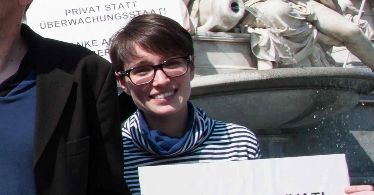 Bild: Sigrid Maurer (Grüne) bei einer Aktion im Jahr 2014 gegen die Vorratsdatenspeicherung / Bild: Albert Steinhauser [CC BY] (Bild zugeschnitten)
