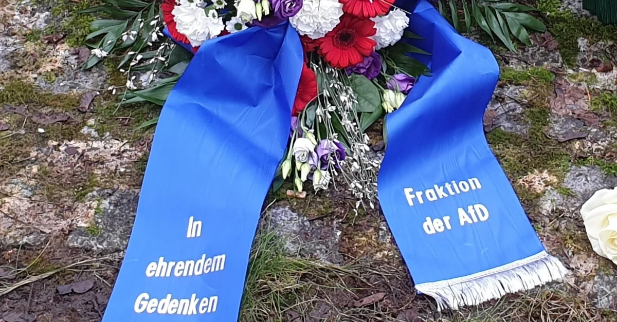 Bild: Ein von der AfD niedergelegter Kranz wurde weggeworfen und dadurch beschädigt / Bild: Screenshot Twitter (Gunnar Lindemann, AfD)