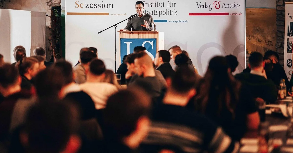 Die Teilnehmer der 20. IfS-Winterakademie lauschen gebannt einem Vortrag von IfS-Leiter Erik Lehnert. Bild: © Sezession im Netz via Twitter.