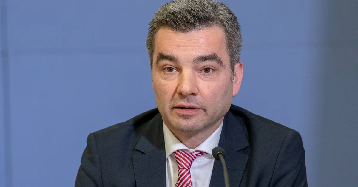 Bild (Peschorn 2019): Georg Wilke, Bundesministerium für Finanzen via Wikimedia Commons [CC BY 2.0] (Bild zugeschnitten)
