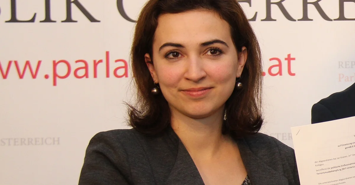 Alma Zadić im April 2019 bei der Präsentation des Antrages für den BVT-Untersuchungsausschuss. Bild (Zadic 2019): SPÖ Presse und Kommunikation via Flickr [CC BY-SA 2.0] (Bildausschnitt)
