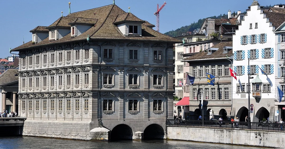 Der Kantonsrat tagt im Rathaus von Zürich. Bild (Rathaus Zürich): Roland zh via Wikimedia Commons [CC BY-SA 3.0] (Bild zugeschnitten)
