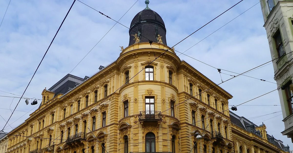 Bild: Im Palais Kaufmänischer Verein in Linz findet heute Abend der 72. Burschenbundball statt / Bild: Luckyprof Luckyprof (Diskussion) 17:01, 1 March 2013 (UTC) [CC BY-SA] (Bild zugeschnitten)
