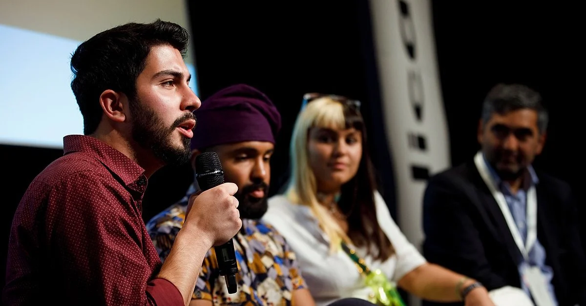 Bild (Farhad Dilmaghani von der Migrantenorganisation „Deutschplus“): Jan Zappner / re:publica from Germany / CC BY-SA (Bild zugeschnitten)