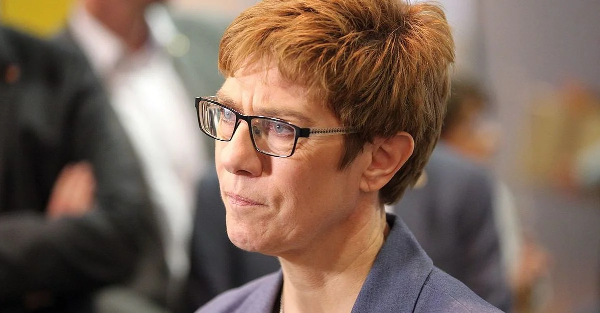 Bild: Annegret Kramp-Karrenbauer beim Wahlabend in Sachsen im Jahr 2017 / Bild: Sandro Halank, Wikimedia Commons, CC-BY-SA 3.0 [CC BY-SA] (Bild zugeschnitten)
