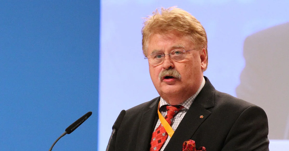 Bild (Elmar Brok): Olaf Kosinsky [CC BY-SA 3.0 DE] (Bild zugeschnitten)
