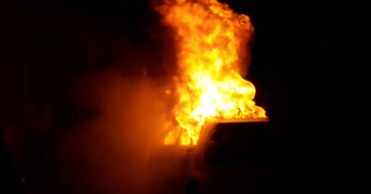 Eines der Fahrzeuge am Grundstück der Burschenschaft steht in Flammen. Bild: Facebook / Jenaische Burschenschaft Germania.