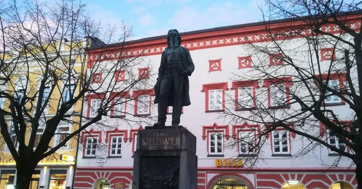 Symbolbild (Stelzhamer-Denkmal in Ried im Innkreis): privat / Die Tagesstimme.