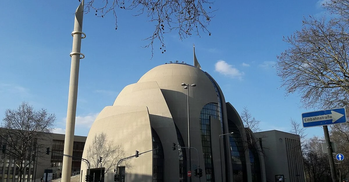 Symbolbild: DITIB-Zentralmoschee in Köln: مؤيد أبو عواد / CC BY-SA (Bild zugeschnitten)