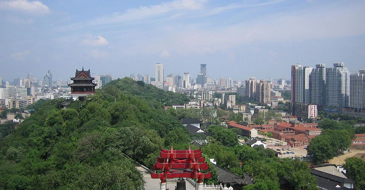 Bild: Blick über die Stadt Wuhan / Bild: AndrewHorne at English Wikipedia / CC BY-SA (Bild zugeschnitten)