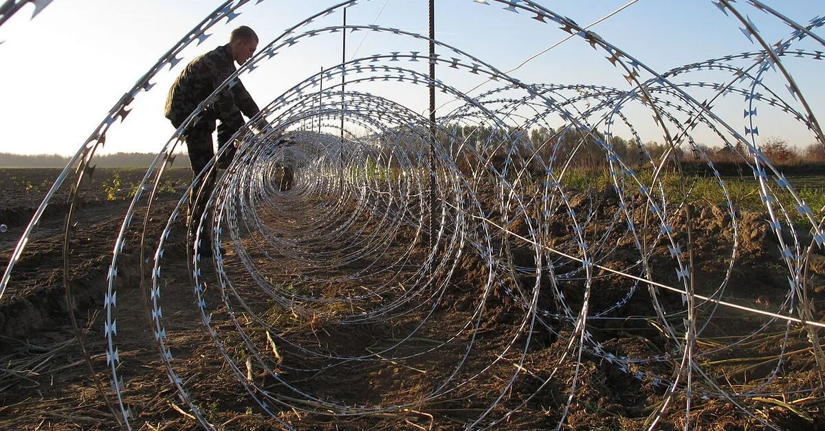 Bild: Slowenische Grenzschützer beim Errichten des Grenzschutzes 2015 / Bild: Borut Podgoršek, MORS / CC BY (Bild zugeschnitten)