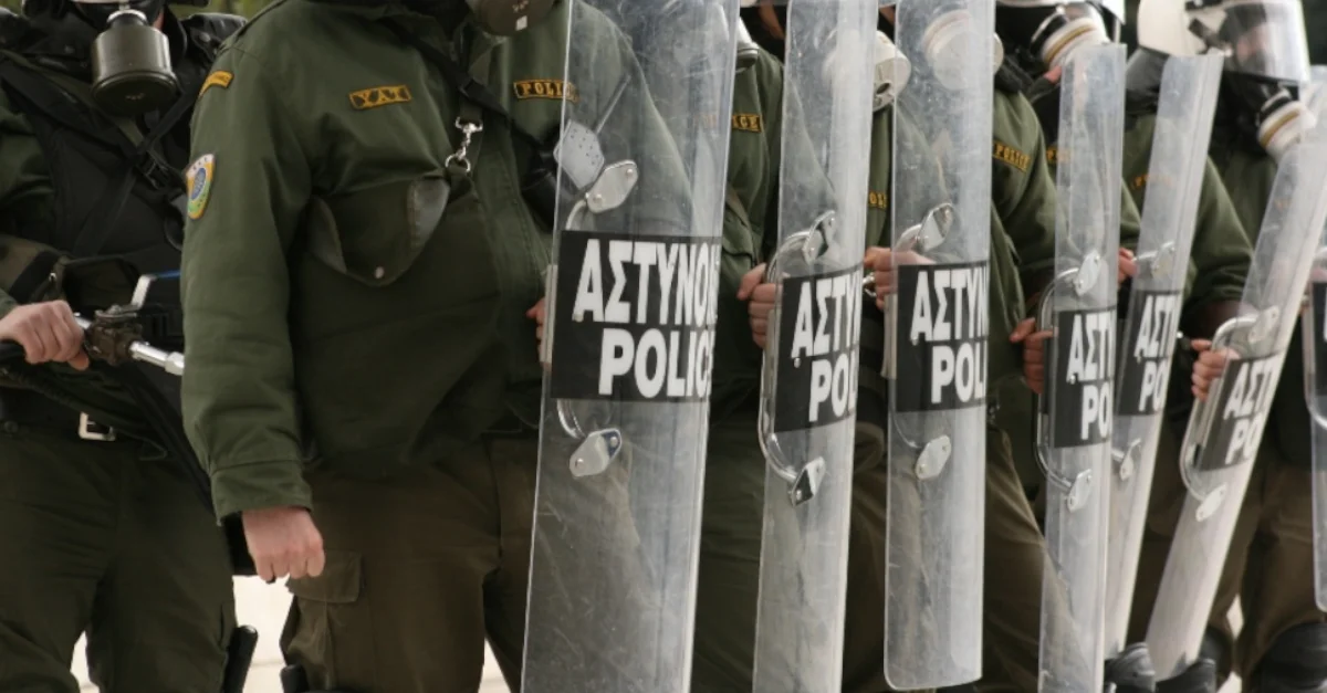 Bild: Einsatzkräfte der griechischen Polizei / Bild: flickr CC BY-ND 2.0 (Bild skaliert und zugeschnitten)