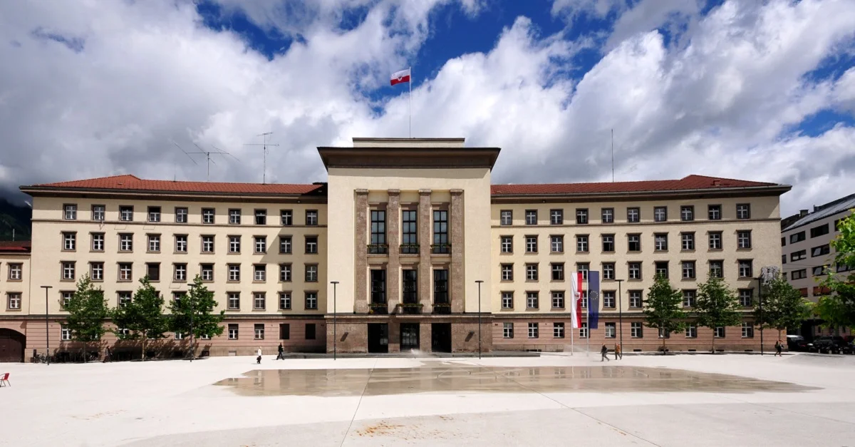 Symbolbild (Neues Landhaus als Sitz der Tiroler Landesregierung): Ralf Roletschek via Wikimedia Commons [CC BY-SA 3.0] (geringfügig zugeschnitten)
