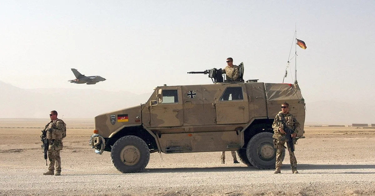 Symbolbild (Bundeswehrfahrzeug vom Typ Dingo): ISAF Headquarters Public Affairs Office from Kabul, Afghanistan / CC BY (Bild zugeschnitten)