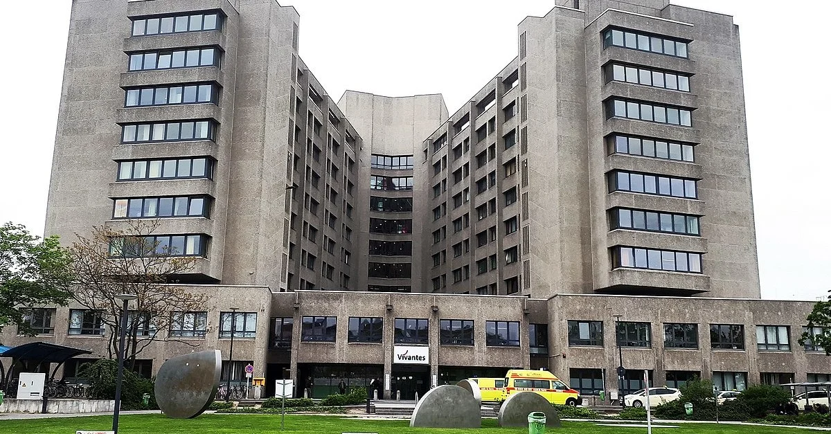 Bild (Urban-Krankenhaus in Berlin-Kreuzberg): Fridolin freudenfett / CC BY-SA (Bild zugeschnitten)