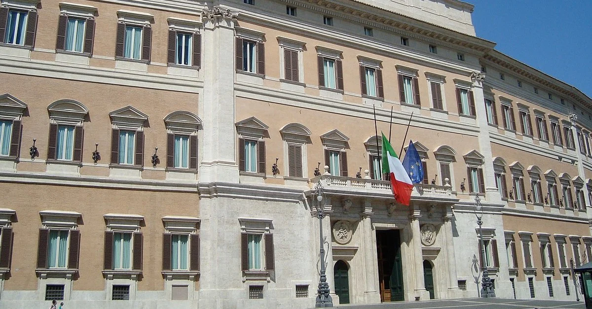 Bild: Der Palazzo Montecitorio (Sitz der Abgeordnetenkammer des italienischen Parlaments) / Bild: LPLT / CC BY-SA (Bild zugeschnitten)