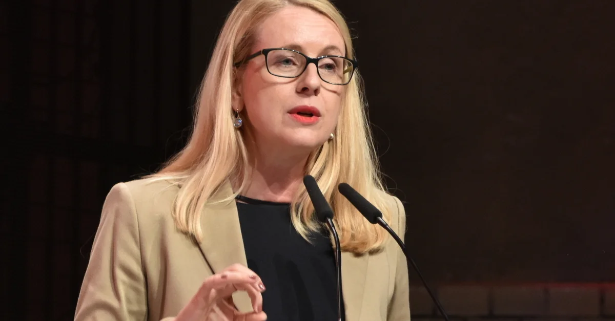 Bild: Wirtschaftsministerin Margarete Schramböck / Bild: Kristof Roomp / CC0 (Bild zugeschnitten)
