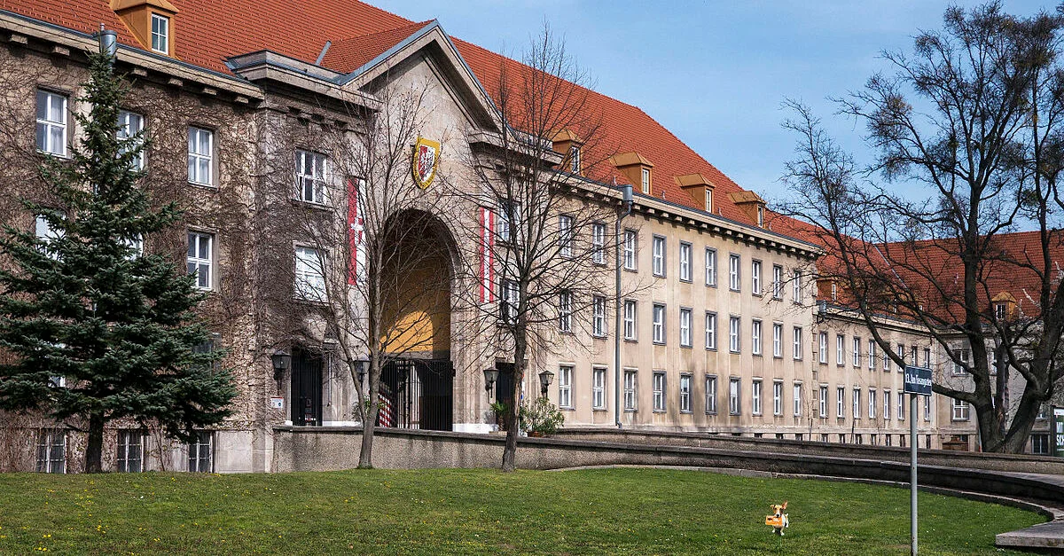 Bild: In der Maria-Theresien-Kaserne befindet sich das Kommando des Jägerbataillons Wien 1 „Hoch- und Deutschmeister“ / Bild: Thomas Ledl / CC BY-SA (Bild zugeschnitten)