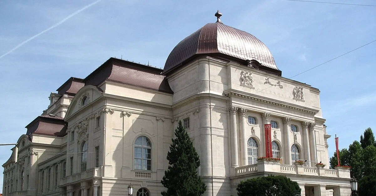 Bild: Grazer Opernhaus / Bild: Andrew Bossi / CC BY-SA (Bild zugeschnitten)