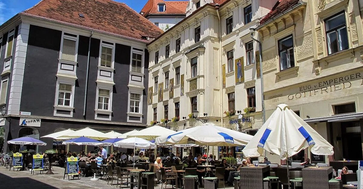 Das Bild aus dem Jahr 2015 zeigt gut besuchte Gastgärten am Grazer Glockenspielplatz / Bild: Ben Bender / CC BY-SA (Bild zugeschnitten)
