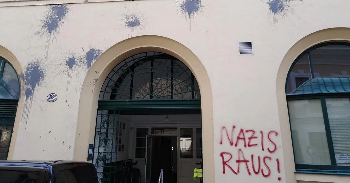 Das Haus in der Fuhrmannsgasse wurde beschmiert. Bild: Facebook / Wiener akademische Burschenschaft Libertas