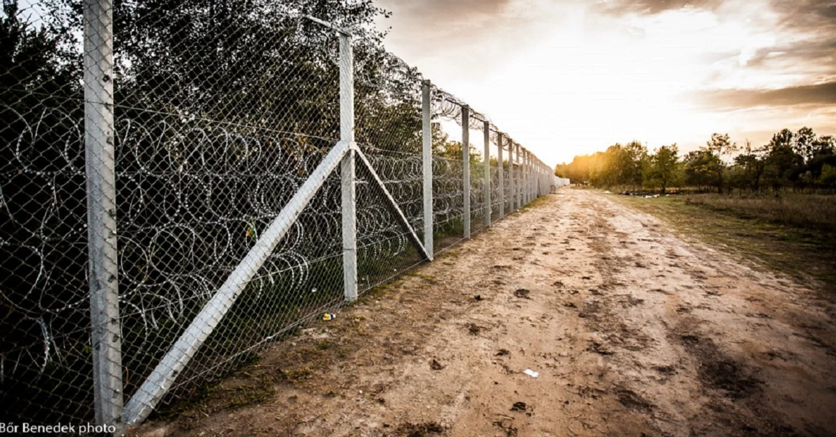 Ungarischer Grenzzaun an der Grenze zu Serbien. Bild:  Bőr Benedek photo via Flickr [CC BY 2.0] [Bild zugeschnitten]
