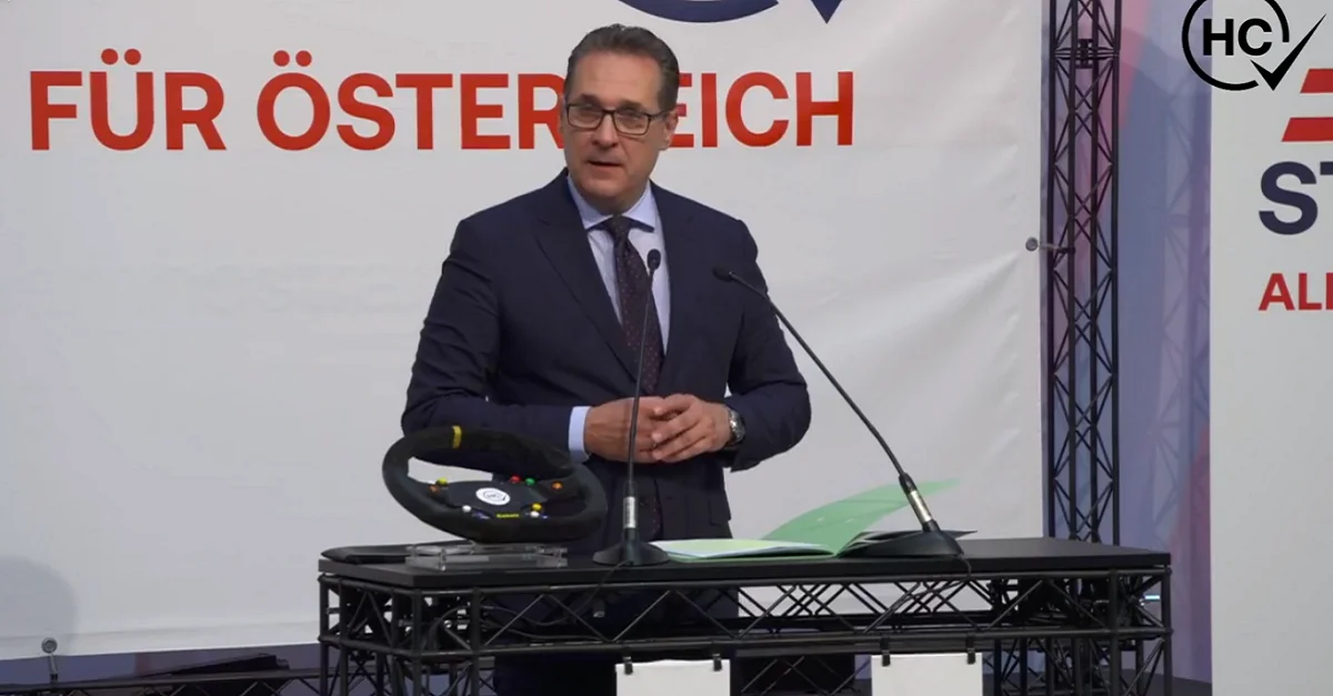 Heinz-Christian bei der Vorstellung des „Team HC Strache“. Bild: Screenshot Facebook / Heinz-Christian Strache / HC Strache