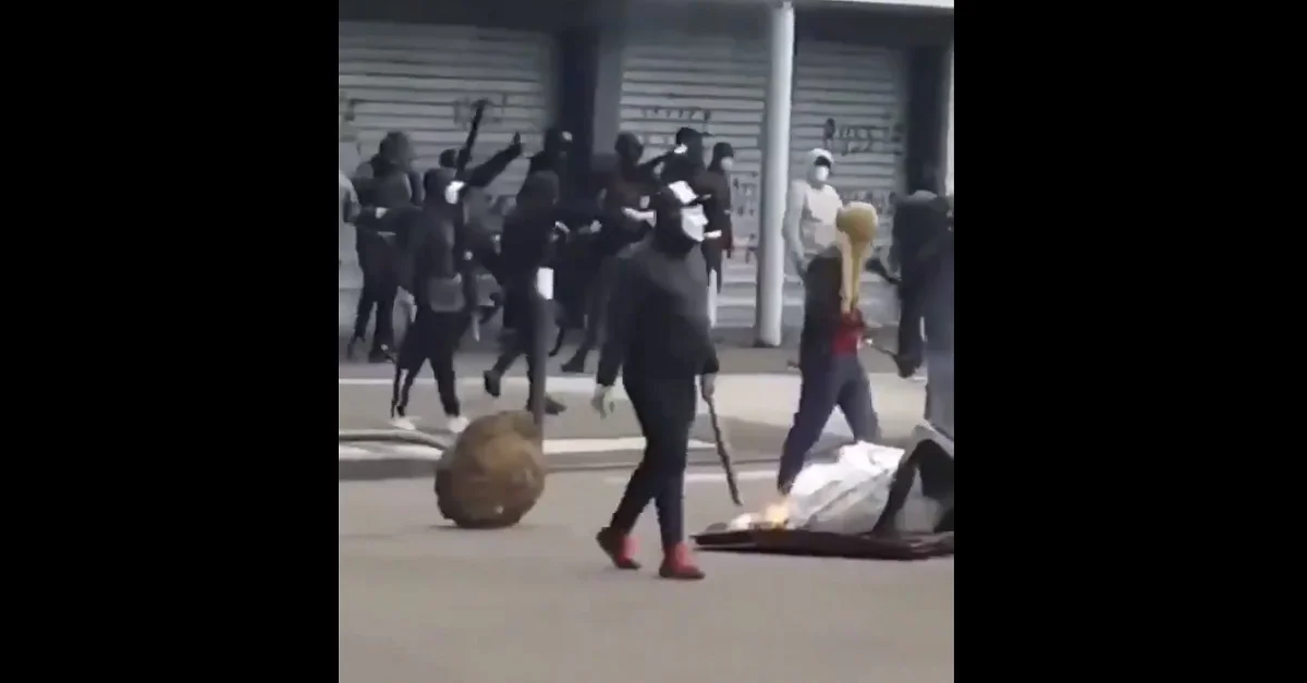 Vermummte Banden mit Schusswaffen, Eisenstangen und Baseballschlägern bewaffnet. Bild: Screenshot Twitter