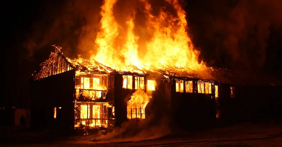 Nicht nur wortwörtlich, sondern auch im übertragenen Sinne ist derzeit Feuer am Dach. Symbolbild (Hausbrand): Pixabay