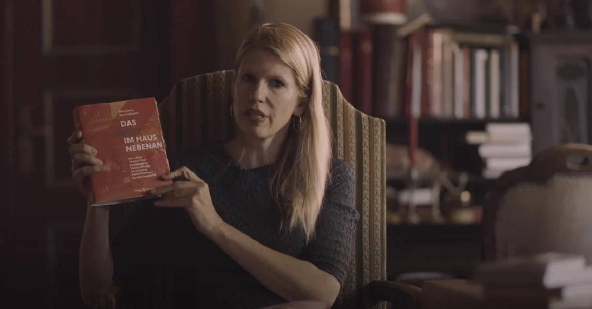 Die Herausgeberin Ellen Kositza mit dem neuen Buch „Das Buch im Haus nebenan“. Bild: Screenshot YouTube / kanal schnellroda