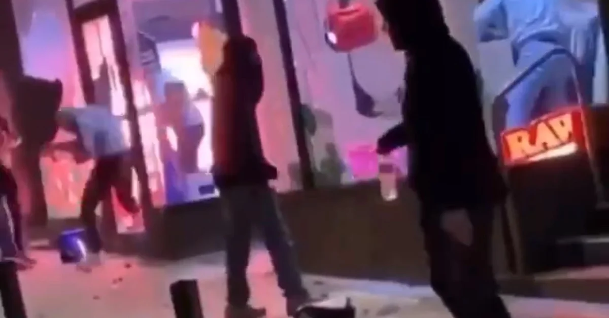 Vermummte plündern Geschäfte. Bild: Screenshot YouTube