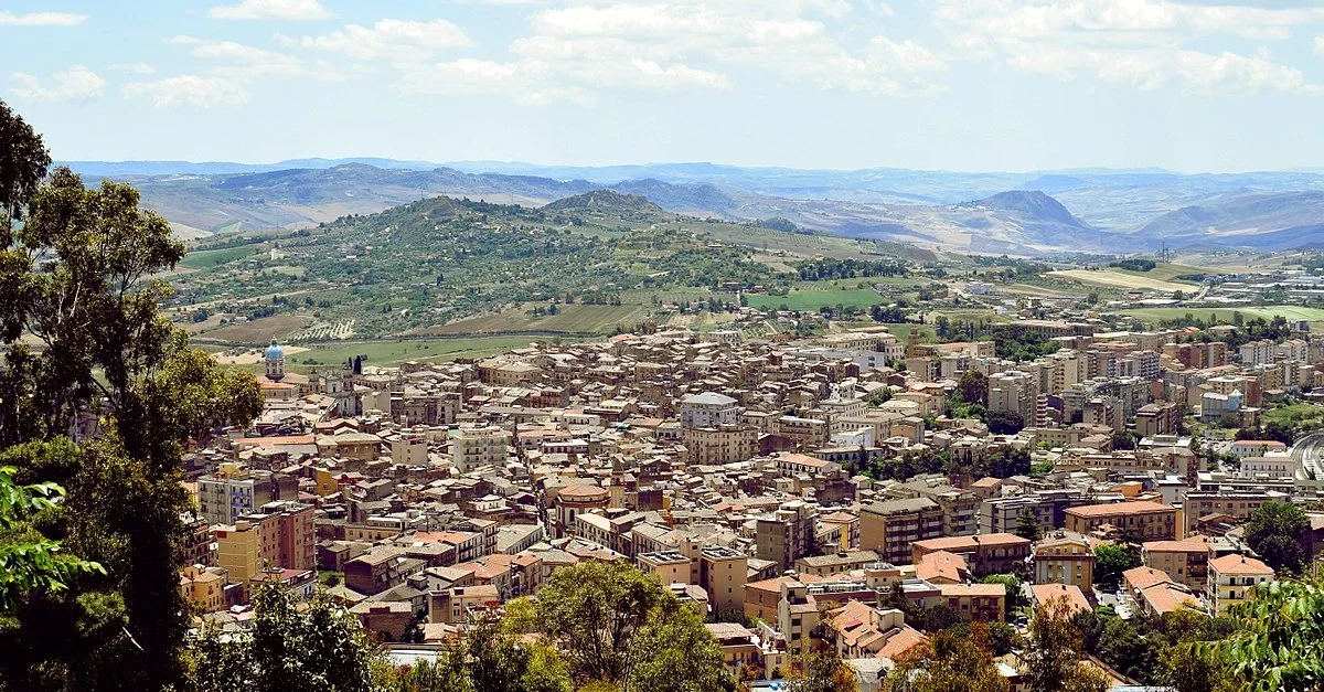 Bild: Die Stadt Caltanissetta auf Sizilien / Bild: AlessandroAM / CC BY-SA (Bild zugeschnitten)