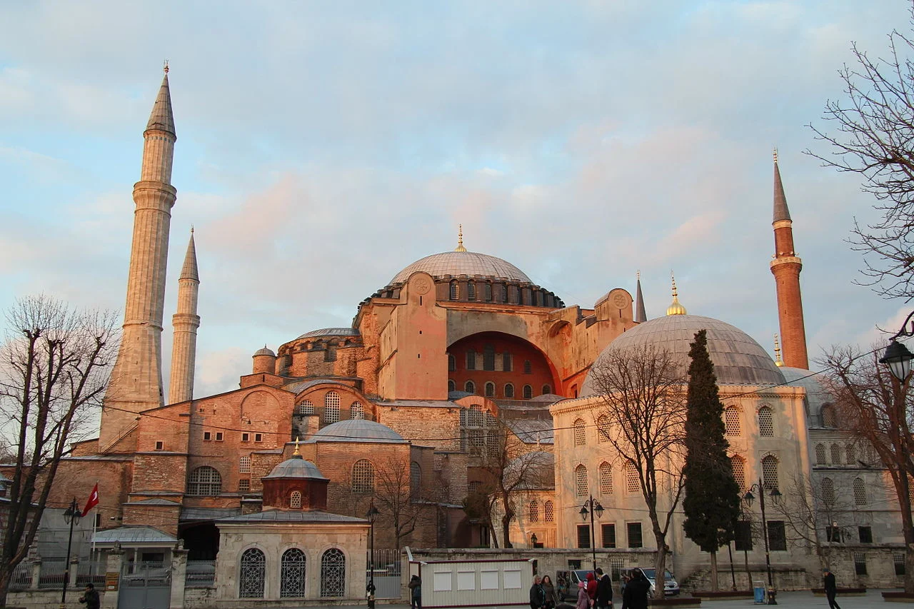 Bild: Die Außenansicht der Hagia Sophia in Istanbul / Bild: Rabe! / CC BY-SA (Bild zugeschnitten)