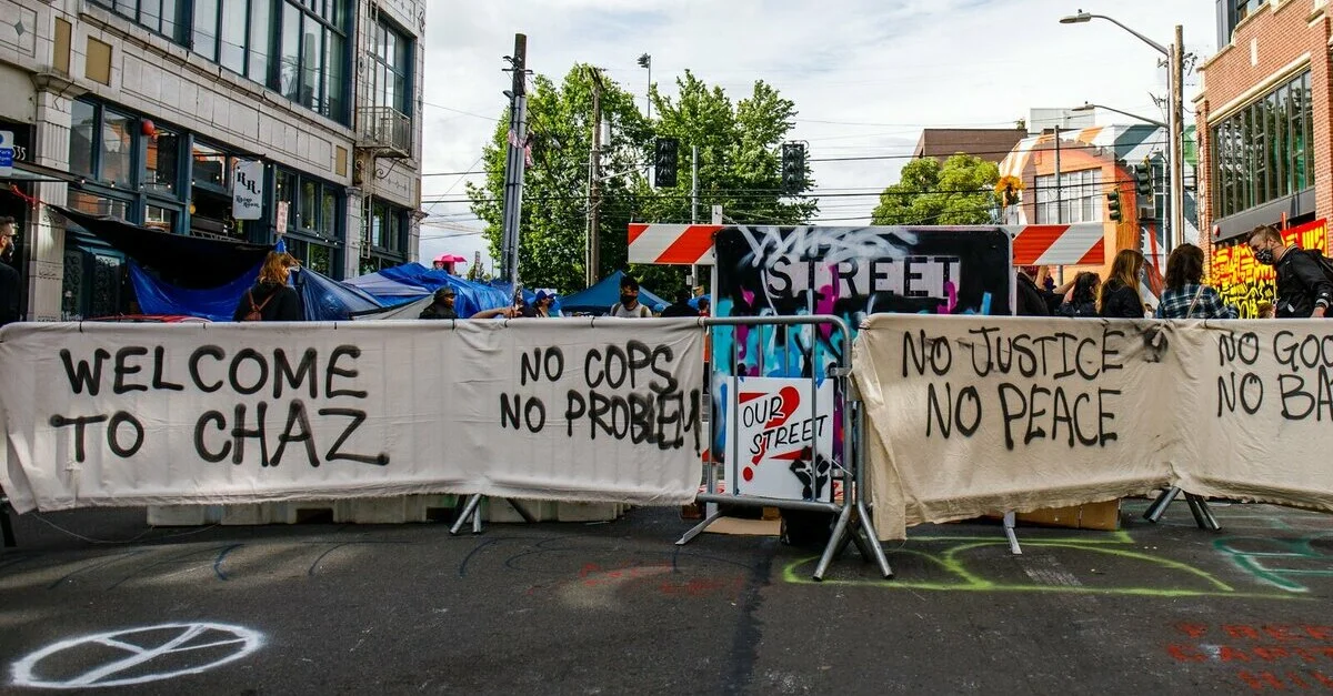Bild: Einer der Eingänge der „autonomen Zone“ in Seattle / Bild: flickr CC BY 2.0 (Bild zugeschnitten)