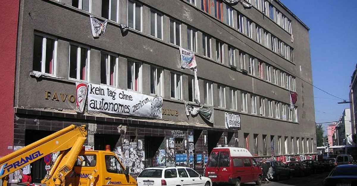 Das besetzte Ernst-Kirchweger-Haus in Wien. Bild: Der ursprünglich hochladende Benutzer war KF in der Wikipedia auf Englisch / Public domain [Bild zugeschnitten]
