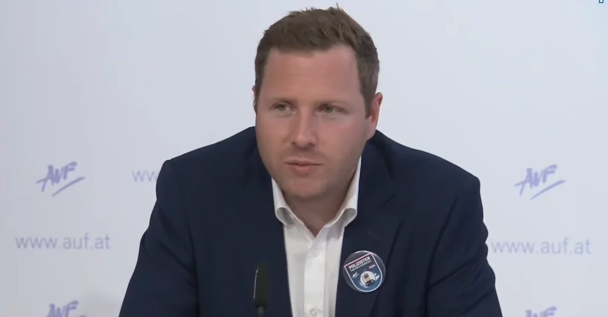 Bild: FPÖ-Generalsekretär Michael Schnedlitz bei der gemeinsamen Pressekonferenz mit AUF-Bundesvorsitzendem Werner Herbert / Screenshot: YouTube