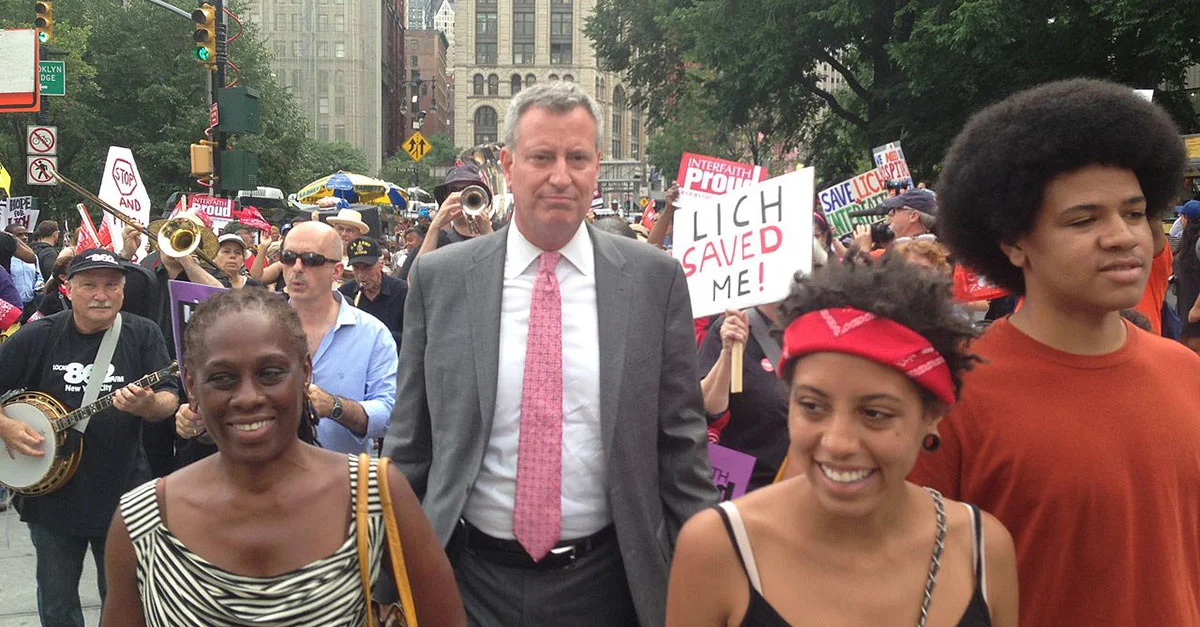 Der New Yorker Bürgermeister &#8211; hier mit seiner Familie abgebildet &#8211; ist selbst ein leidenschaftlicher Demogänger. Bild (De Blasio &#038; Family, 2012): Bill de Blasio via Flickr [CC BY-SA 2.0] (Bild zugeschnitten)
