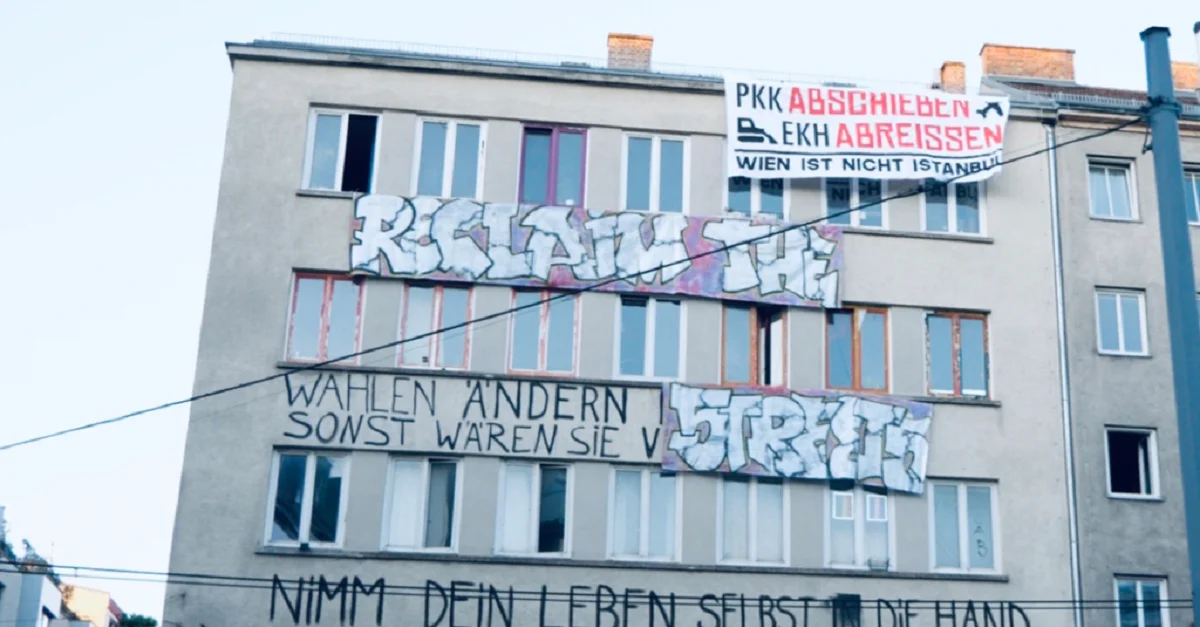 Identitäre Aktivisten waren am Dach des linksextremen Ernst-Kirchweger-Hauses (EKH). Bild: Screenshot Twitter