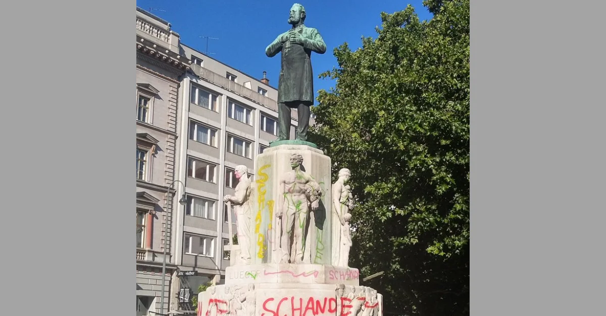 Das  Lueger-Denkmal am Karl-Lueger-Platz in Wien wurde mehrmals beschmiert. Bild: Screenshot Twitter.
