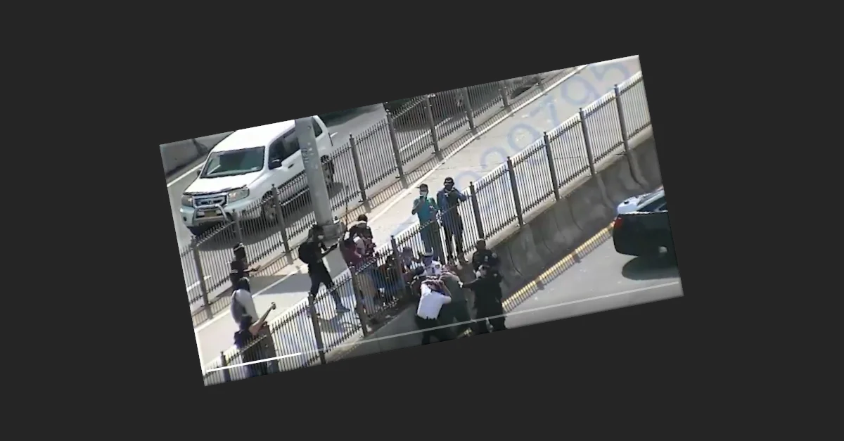 Ein Demonstrant greift Polizeibeamte an. Bild: Screenshot Twitter / NYPD. Collage: Die Tagesstimme