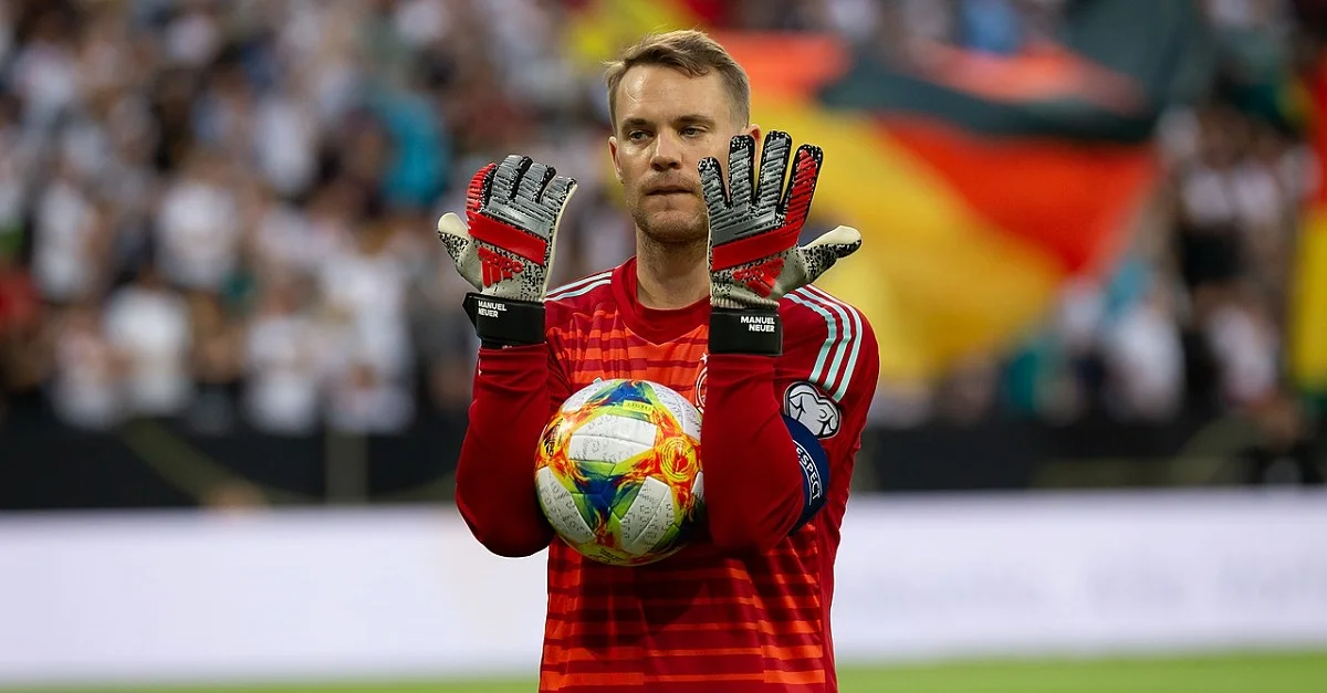 Bild (Neuer 2019): Steffen Prößdorf / DFB via Wikimedia Commons [CC BY-SA 4.0 (Bild zugeschnitten)