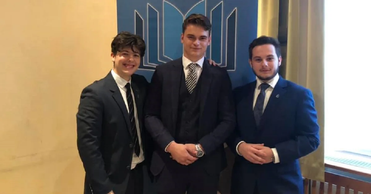 Andreas Woy (Mitte) ist neuer Chef der freiheitlichen Schüler in der Steiermark. Bild: Facebook / Freier Schülerring – Steiermark