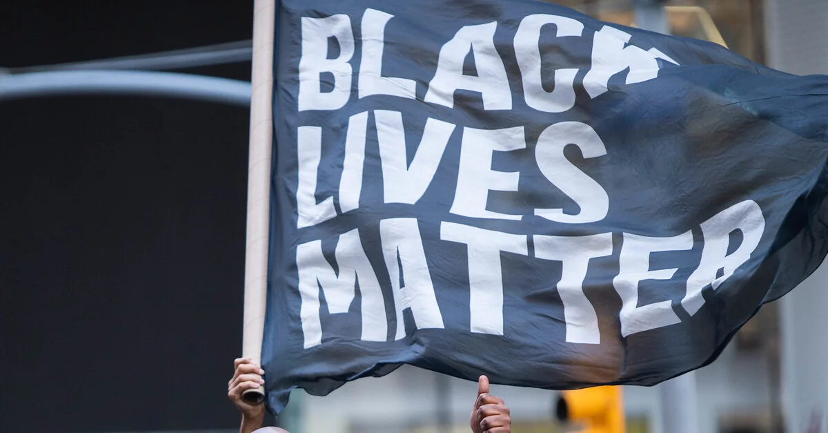 Bild: Banner bei einer BLM-Demonstration in New York City / Bild: flickr CC BY 2.0 (Bild zugeschnitten)