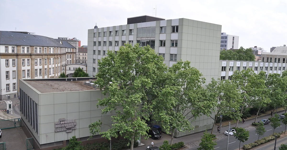 Bild: Am Mittwoch fand der Prozessauftakt am Landgericht Frankfurt statt / Bild: Genealogist / CC0 (Bild zugeschnitten)